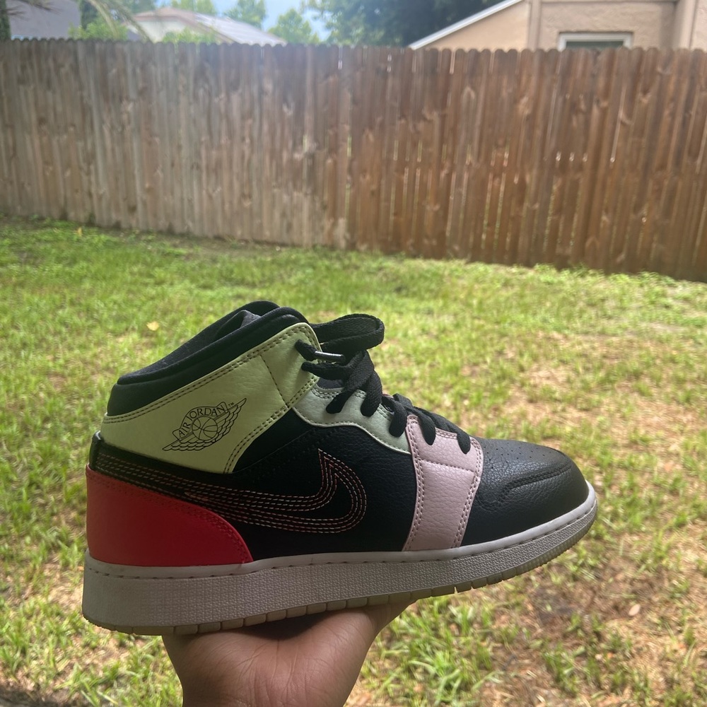 Jordan 1 Mid (Size 7)